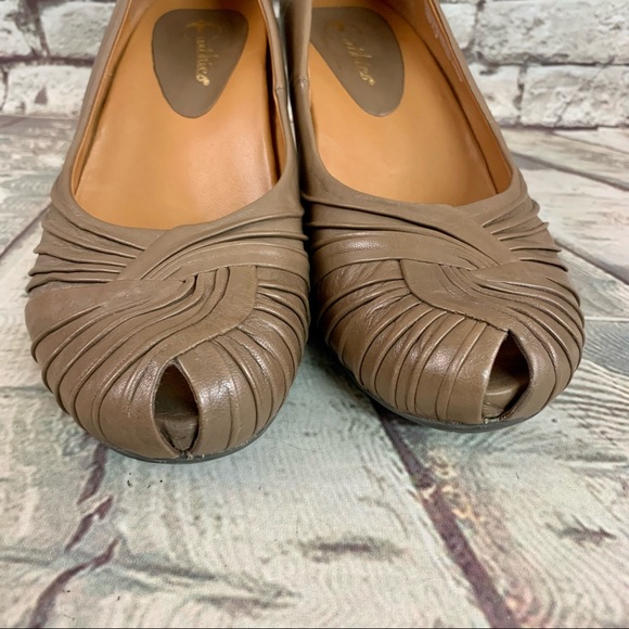 Earthies Tan Taupe Khaki Rayina Leather Peep Toe Pumps Size 8B